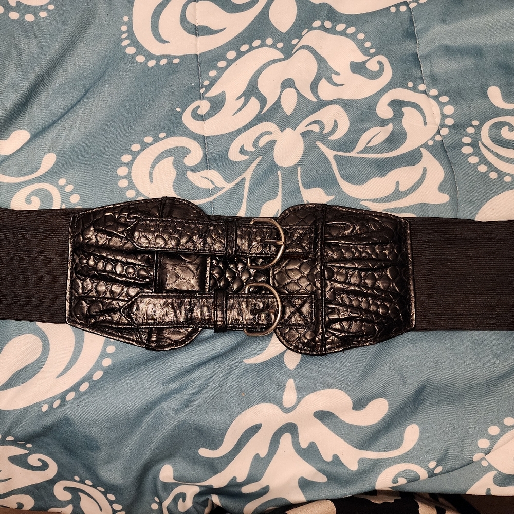 Faux leather buckle stretch belt